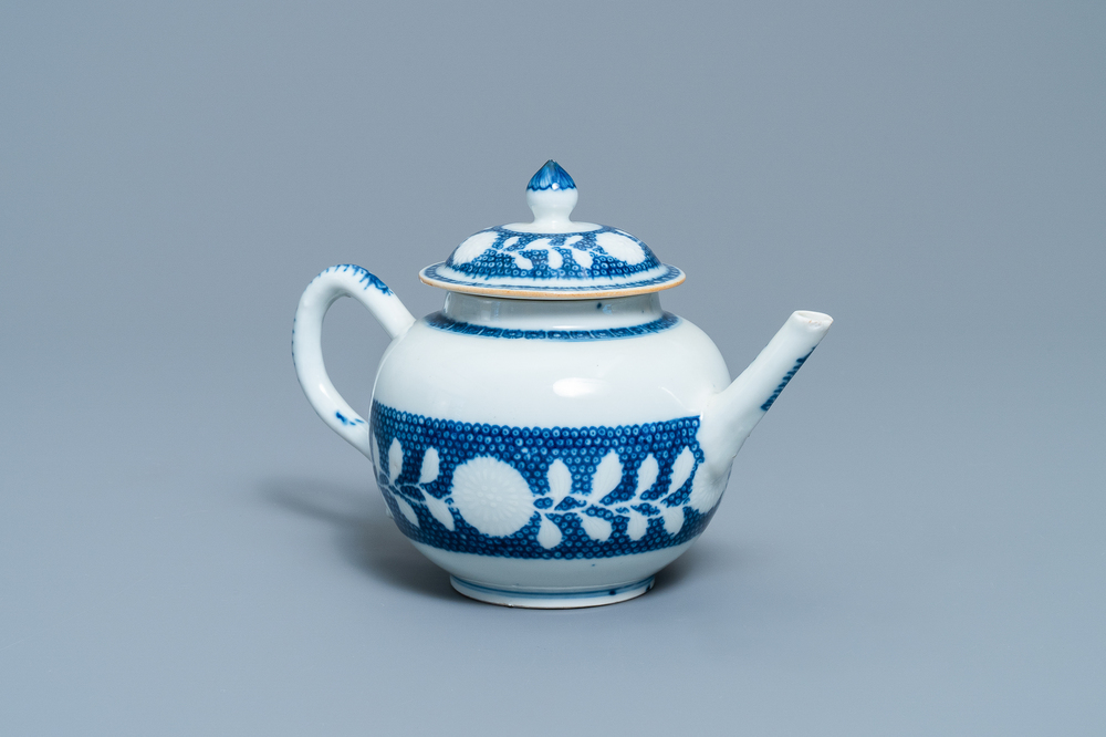 Een Chinese blauw-witte theepot met onderglazuur decor, Yongzheng/Qianlong