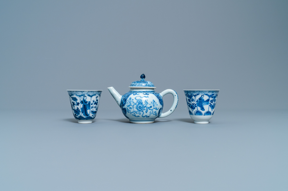 Une th&eacute;i&egrave;re et une paire de tasses &agrave; vin en porcelaine de Chine en bleu et blanc, Kangxi