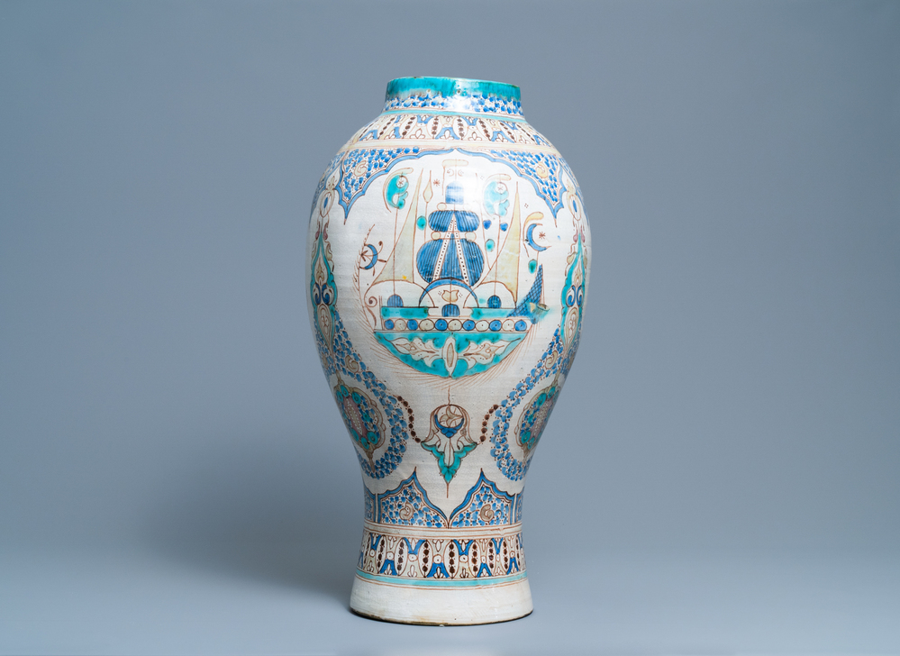 Un grand vase en c&eacute;ramique polychrome, Maroc ou Tun&eacute;sie, vers 1900