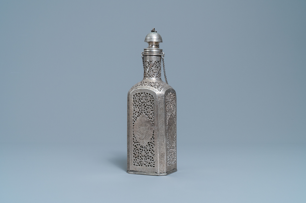 Een opengewerkte zilveren fles met glazen inzet, Qajar, Iran, 19e eeuw