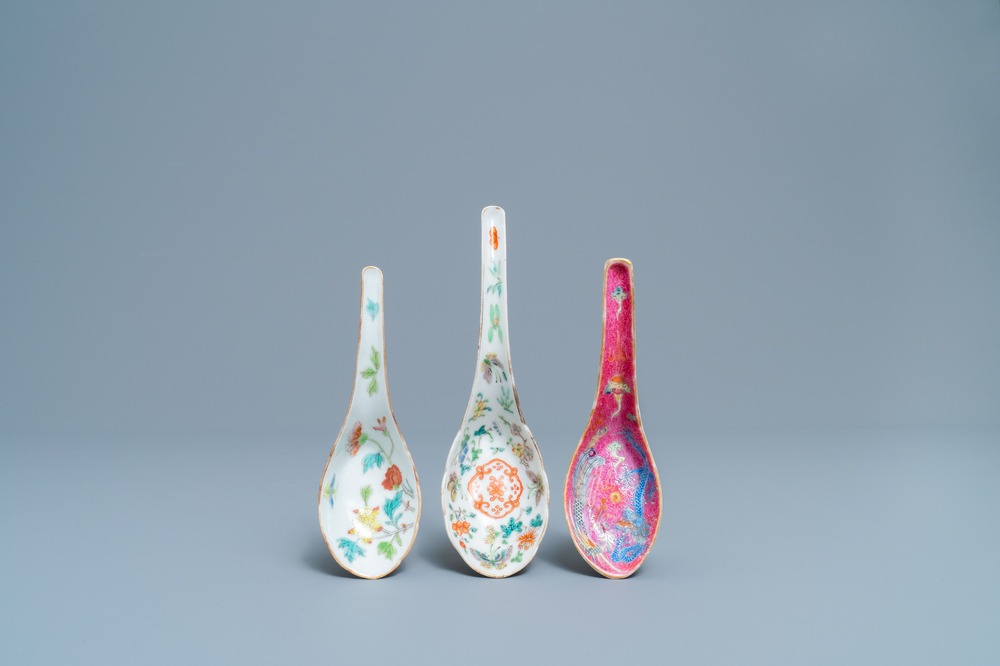 Trois cuill&egrave;res en porcelaine de Chine famille rose, 19/20&egrave;me