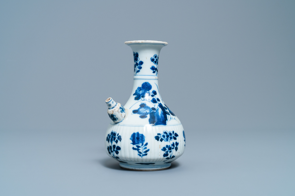 Un kendi en porcelaine de Chine en bleu et blanc &agrave; d&eacute;cor de grues, Kangxi