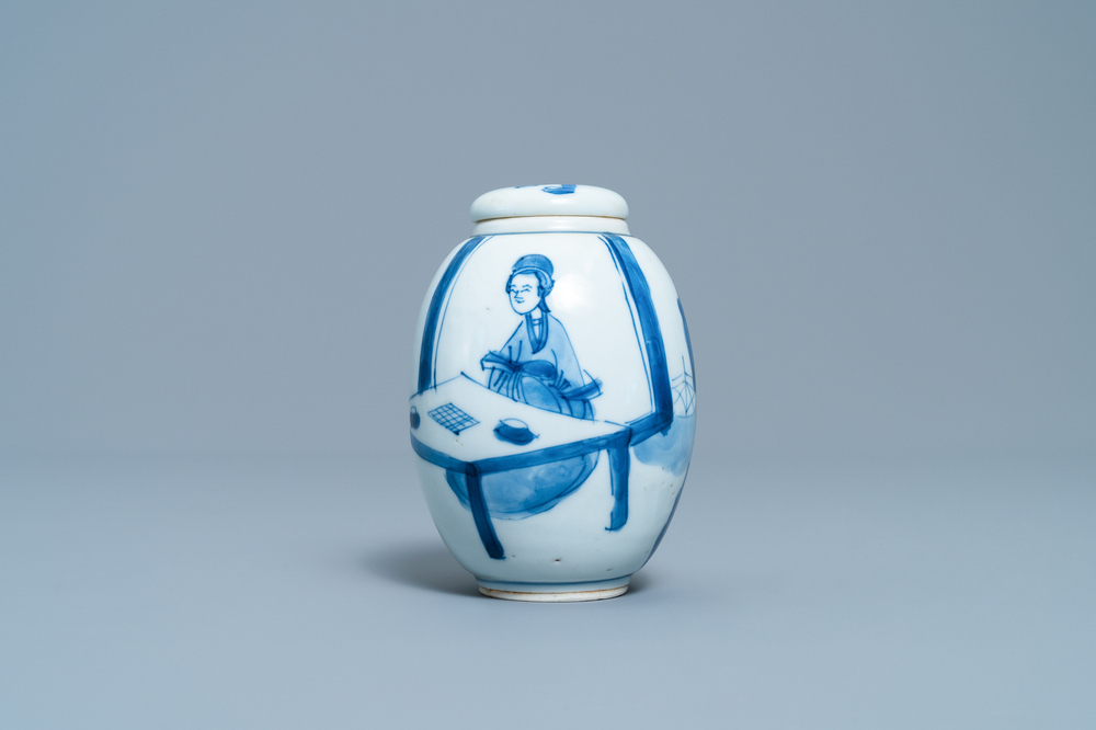 Een Chinese blauw-witte theebus met deksel, Kangxi