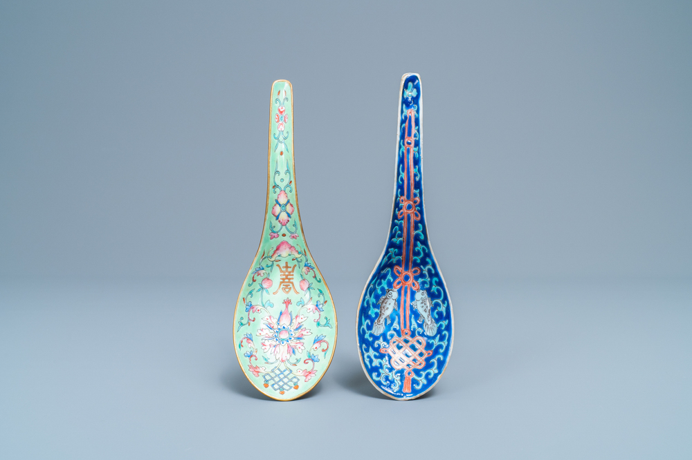 Deux cuill&egrave;res en porcelaine de Chine famille rose &agrave; fond bleu et vert citron, marque et &eacute;poque de Tongzhi