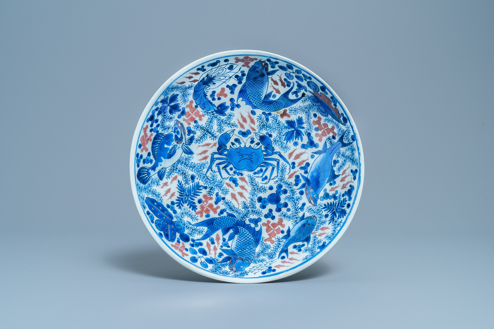 Un plat en porcelaine de Chine en bleu, blanc et rouge de cuivre, Kangxi