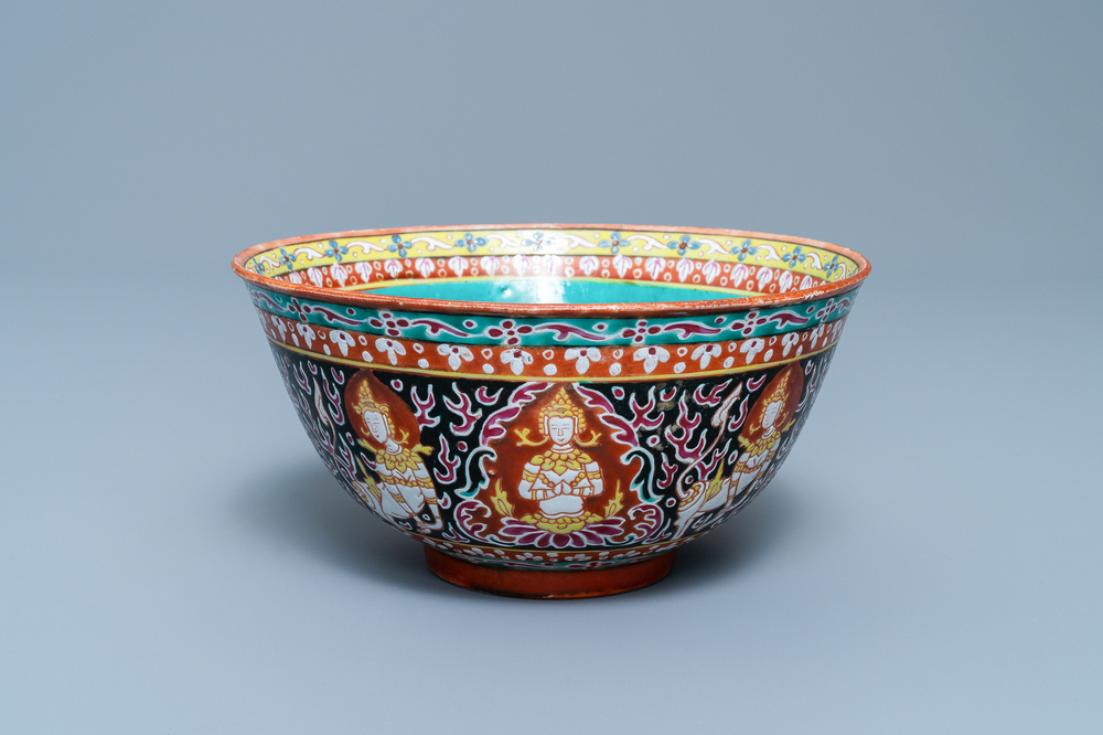 A Chinese Thai market Bencharong bowl, 19th C.