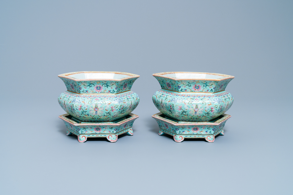 Une paire de jardini&egrave;res sur supports en porcelaine de Chine famille rose, marque de Qianlong, Jiaqing