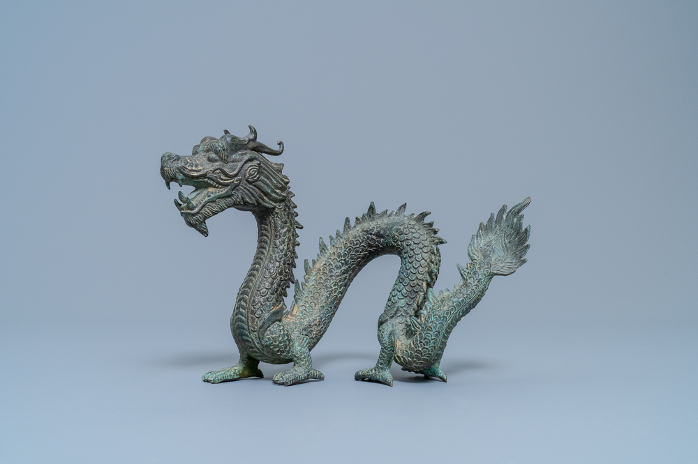 A Chinese bronze model of a dragon, 19/20th C.