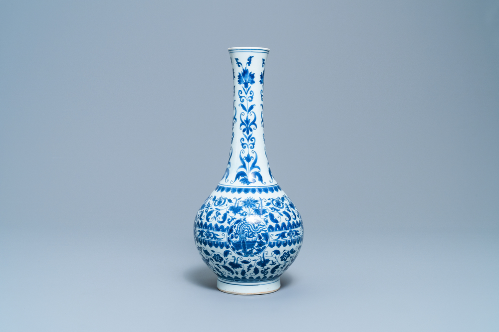 Un vase de forme bouteille en porcelaine de Chine en bleu et blanc, &eacute;poque Transition