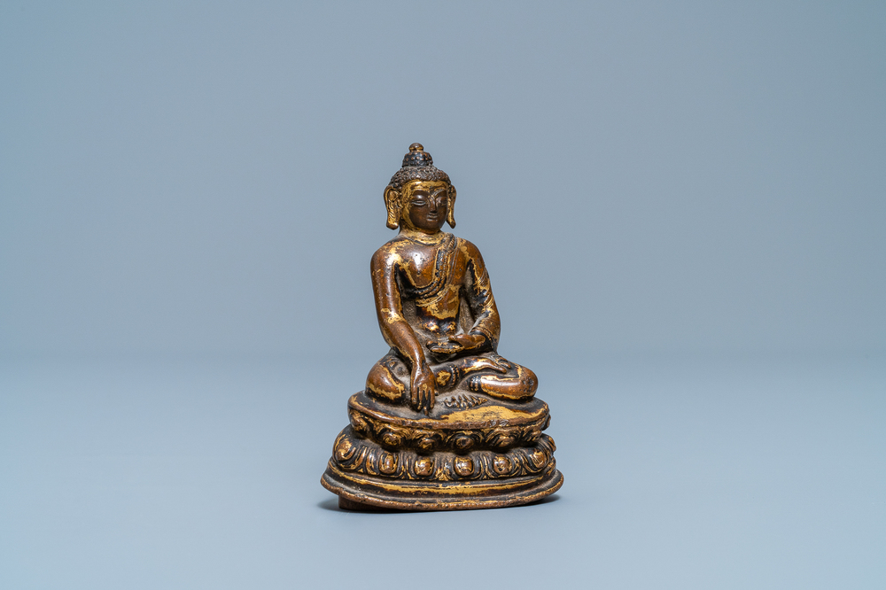 Een Sino-Tibetaanse verguld bronzen figuur van Boeddha Shakyamuni, Ming