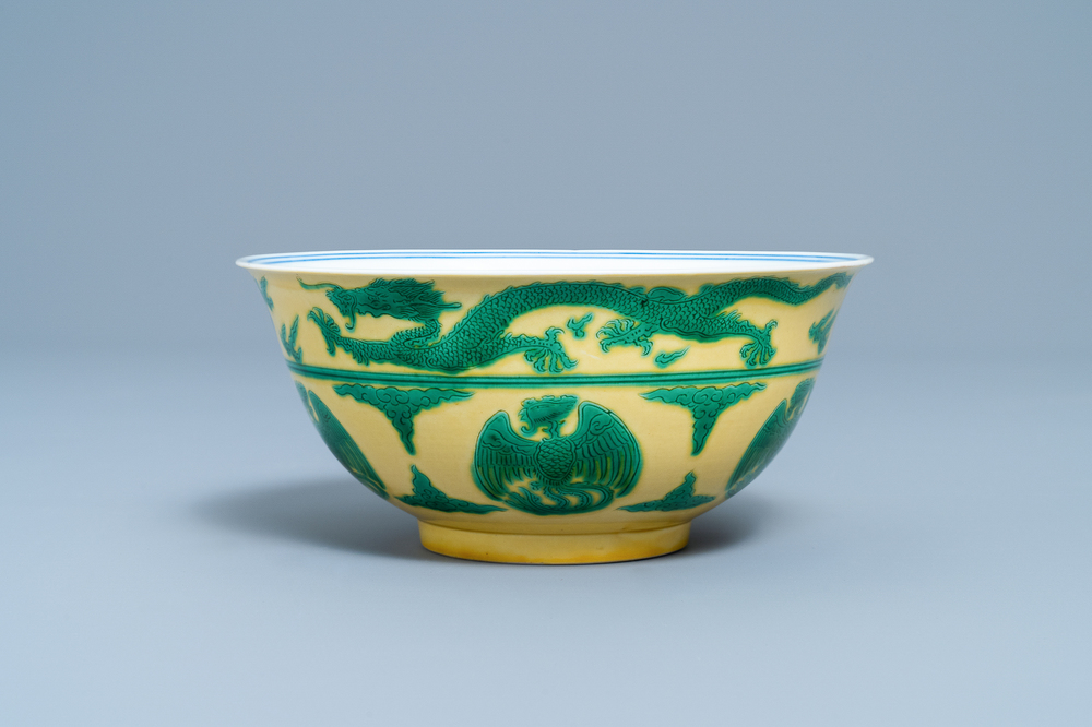 Un bol imp&eacute;rial en porcelaine de Chine en jaune et vert &agrave; d&eacute;cor de dragons et ph&eacute;nix, marque et &eacute;poque de Kangxi