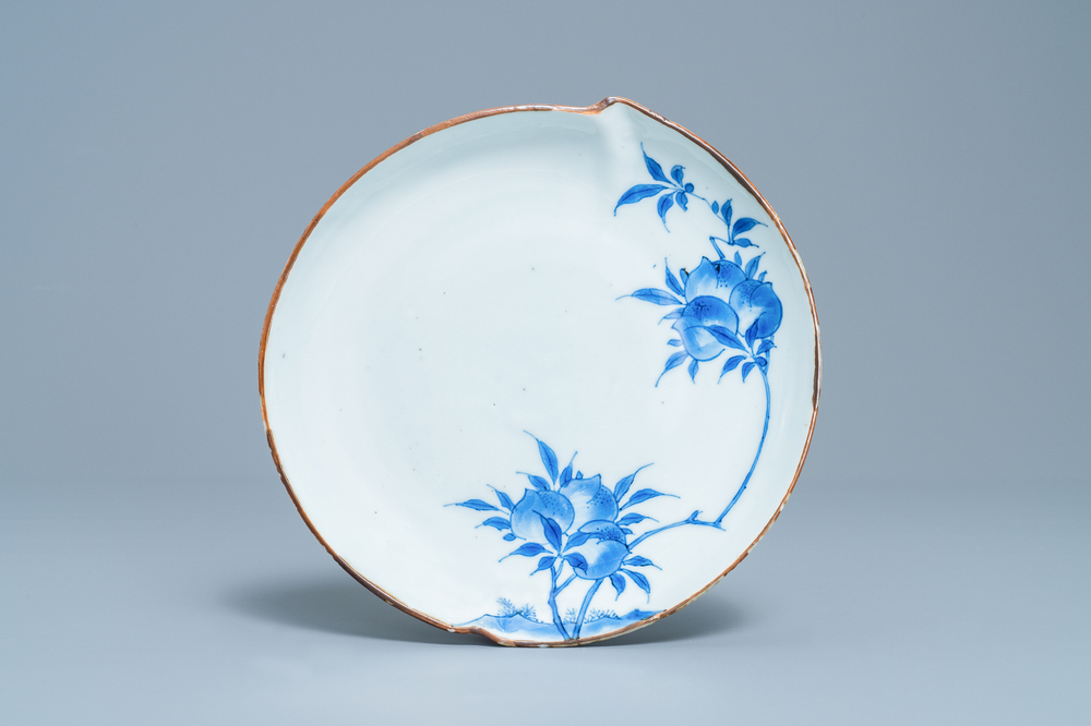 Une coupe en forme de p&ecirc;che en porcelaine de Chine en bleu et blanc ko-sometsuke pour le march&eacute; japonais, Tianqi