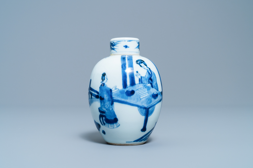 Une bo&icirc;te &agrave; th&eacute; couverte en porcelaine de Chine en bleu et blanc, Kangxi