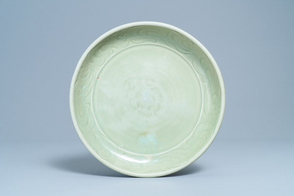 Een Chinese Longquan celadon schotel met onderglazuur decor, Yuan/Ming
