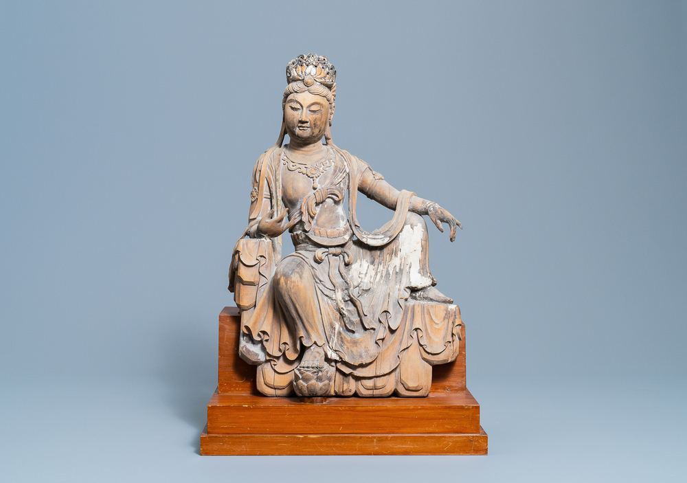 Een Chinese beschilderde houten figuur van Guanyin, Ming