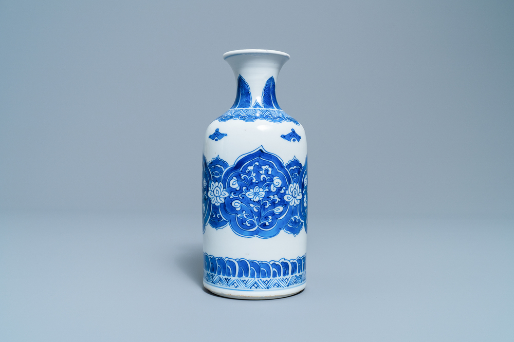 Un vase de forme rouleau en porcelaine de Chine en bleu et blanc, Kangxi