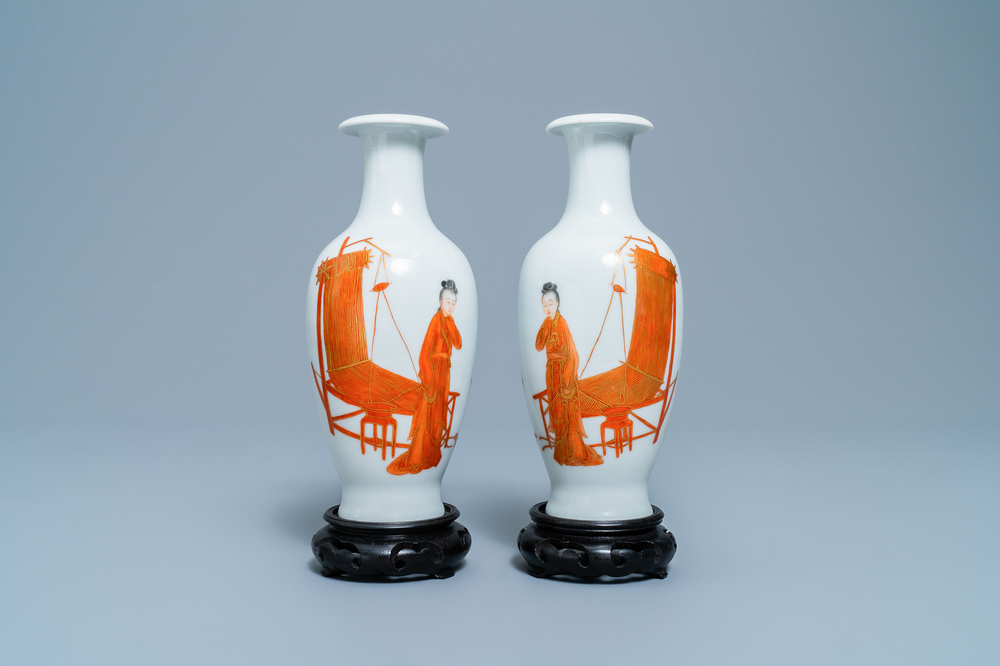 Une paire de vases en porcelaine de Chine, marques de Qianlong, R&eacute;publique