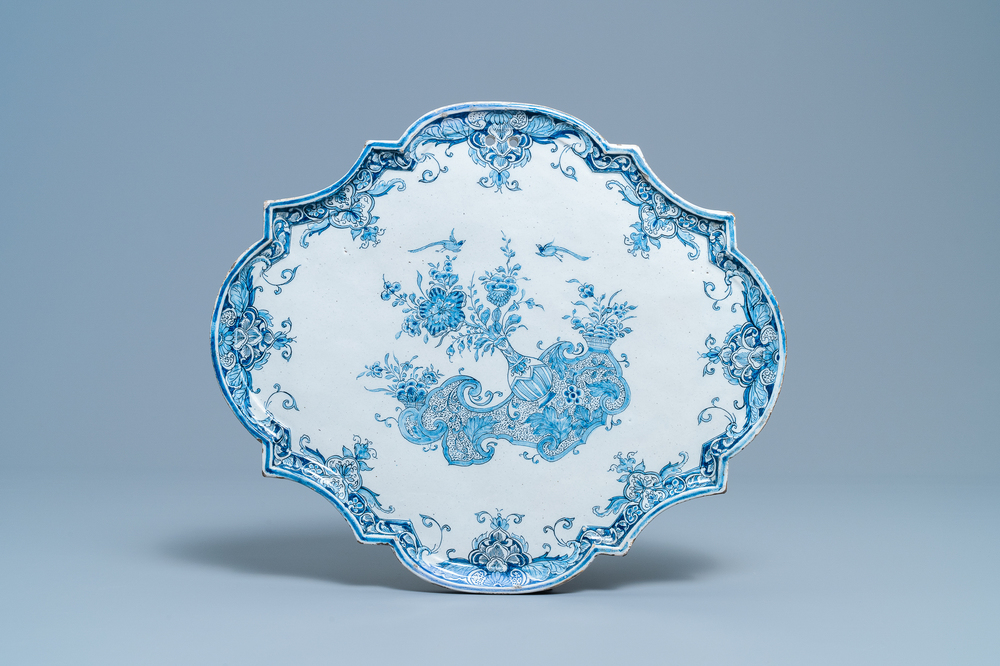 Une plaque en fa&iuml;ence de Delft en bleu et blanc &agrave; d&eacute;cor d'un vase fleuri, 18&egrave;me
