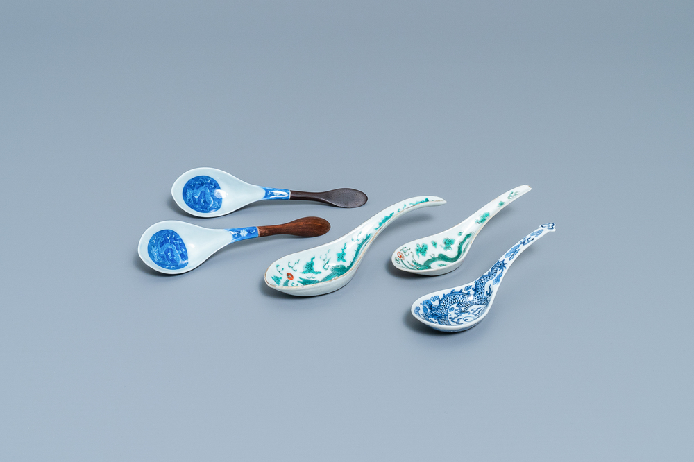 Vijf Chinese blauw-witte en polychrome 'draken' lepels, 19/20e eeuw