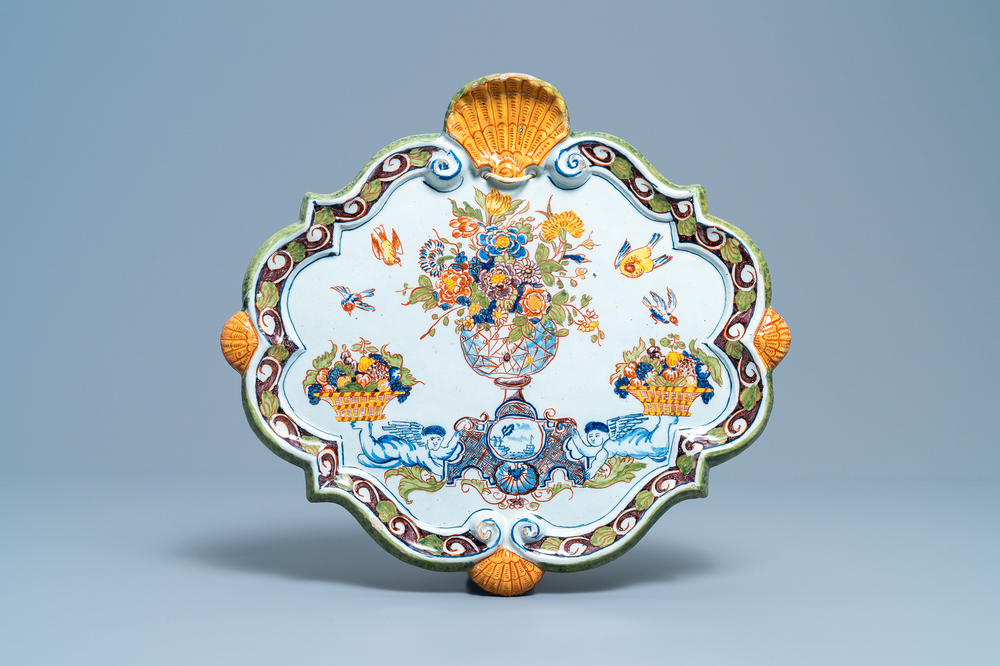 Une plaque en fa&iuml;ence de Delft polychrome &agrave; d&eacute;cor d'un vase fleuri, 18&egrave;me