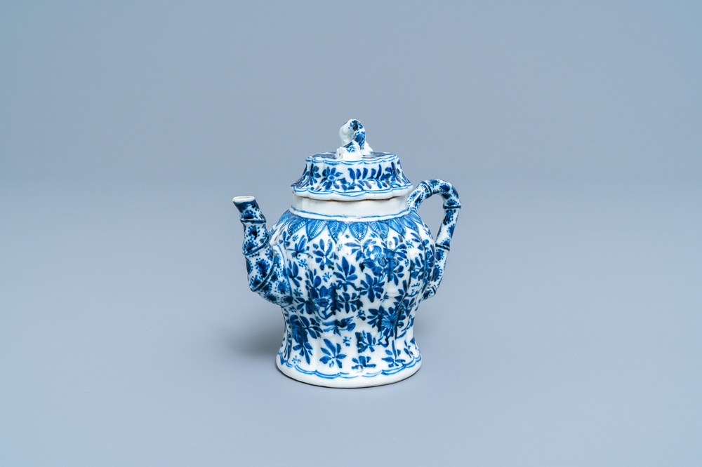 Een Chinese blauw-witte bamboevormige theepot met deksel, Kangxi