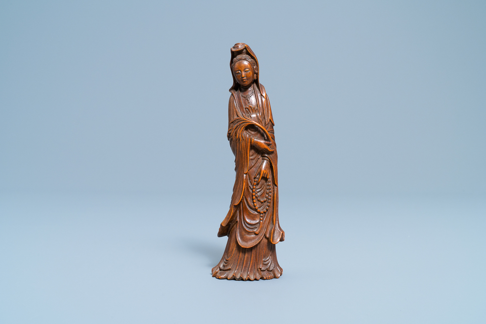 A Chinese carved wooden figure of Guanyin, 18/19th C.