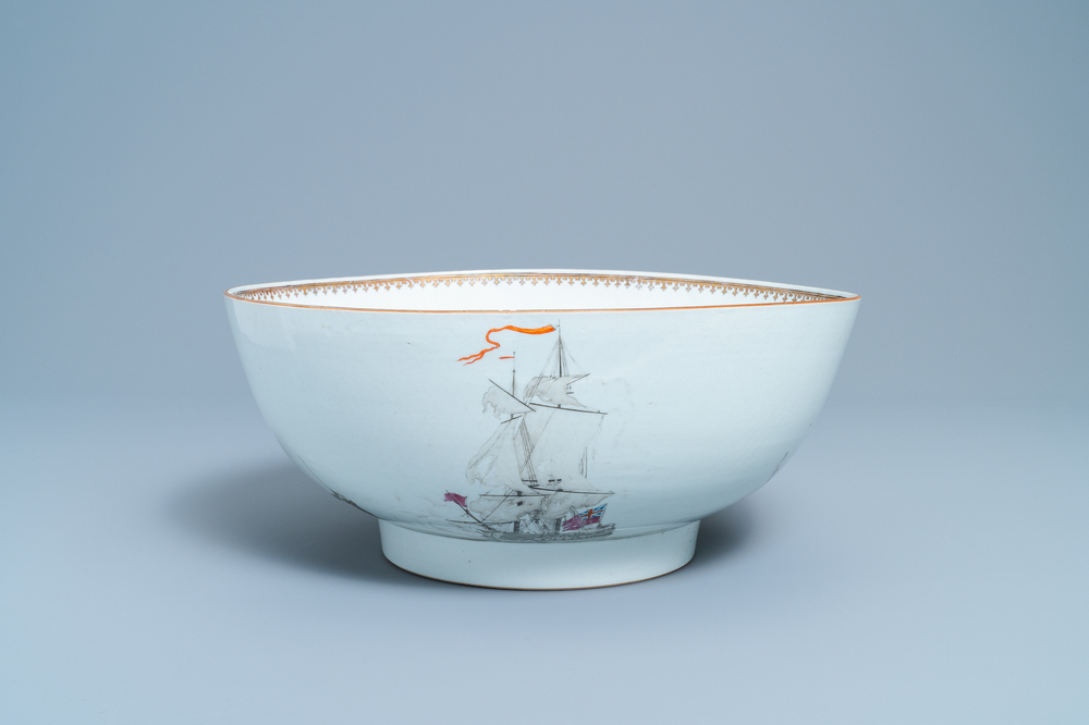 Un grand bol en porcelaine de Chine famille rose et grisaille &agrave; d&eacute;cor de la bataille navale de Cartag&egrave;ne, Qianlong