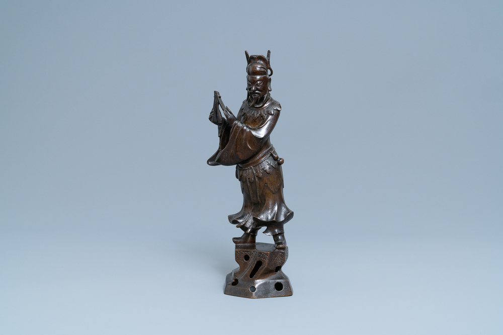 Een grote Chinese bronzen figuur van Li Tieguai, Ming