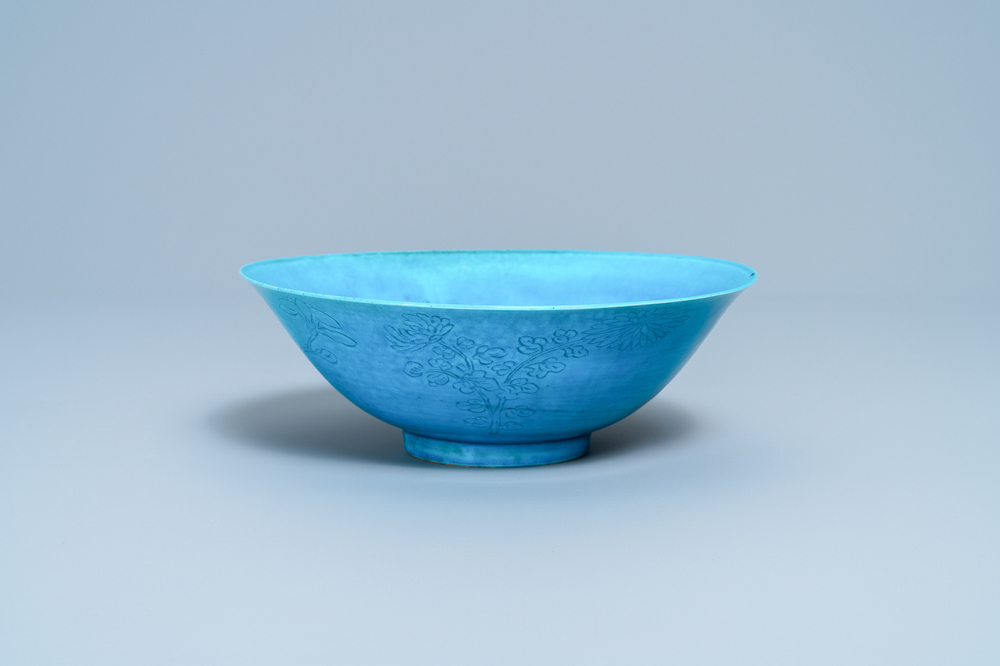 Een Chinese monochrome turquoise kom met onderglazuur decor, Kangxi