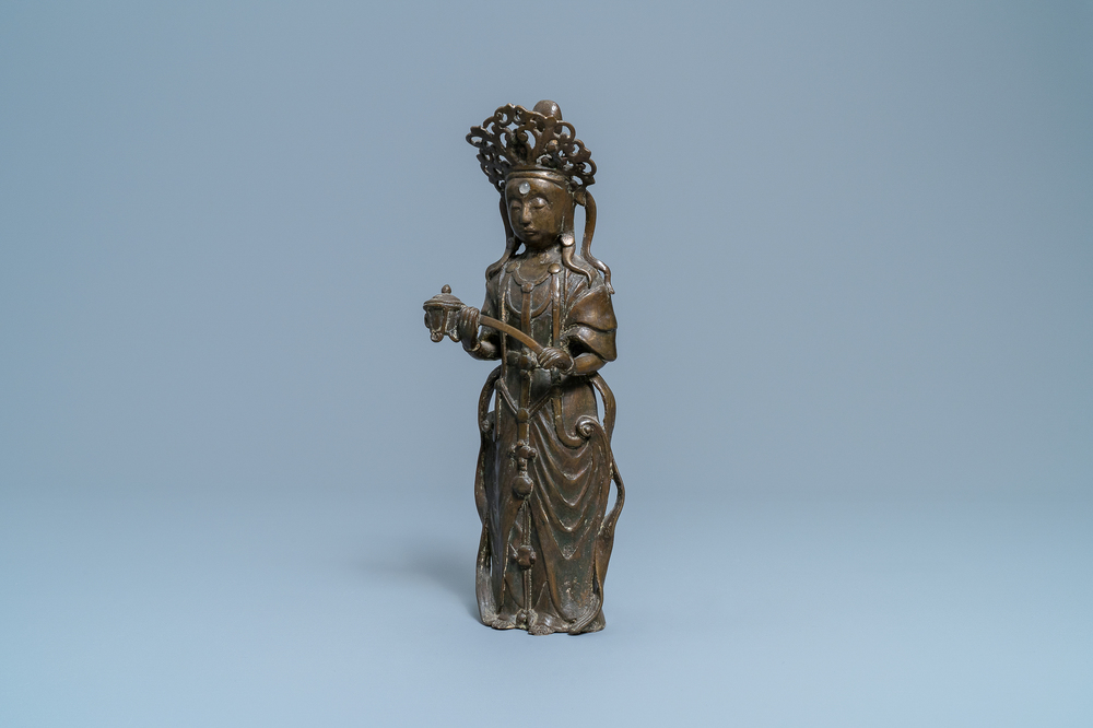 Een Japanse bronzen figuur van Avalokitesvara, Edo/Meiji, 18/19e eeuw