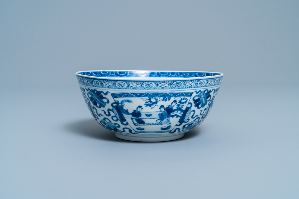 Een Chinese blauw-witte kom met figuratieve vlakken, Kangxi