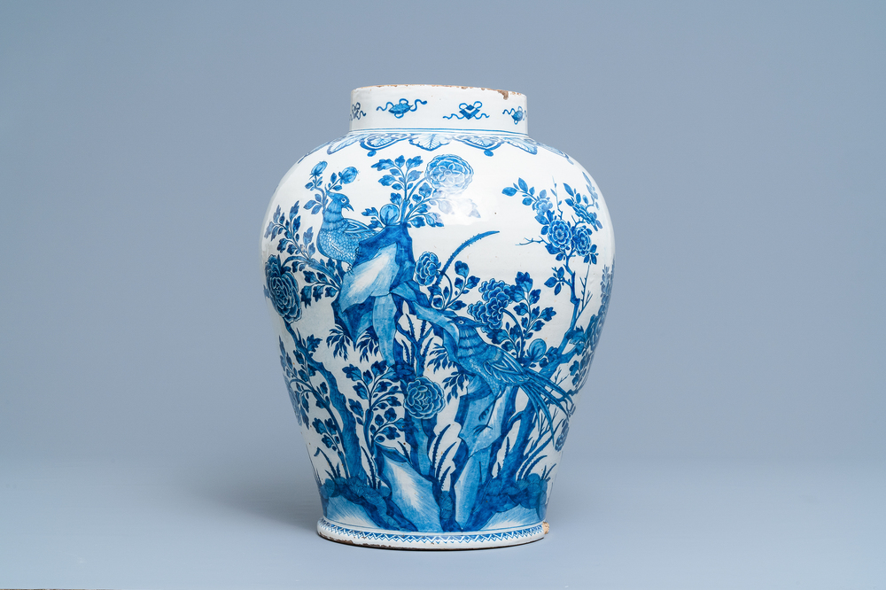 Een grote blauw-witte Delftse vaas met chinoiserie decor van vogels bij bloesemtakken, 18e eeuw