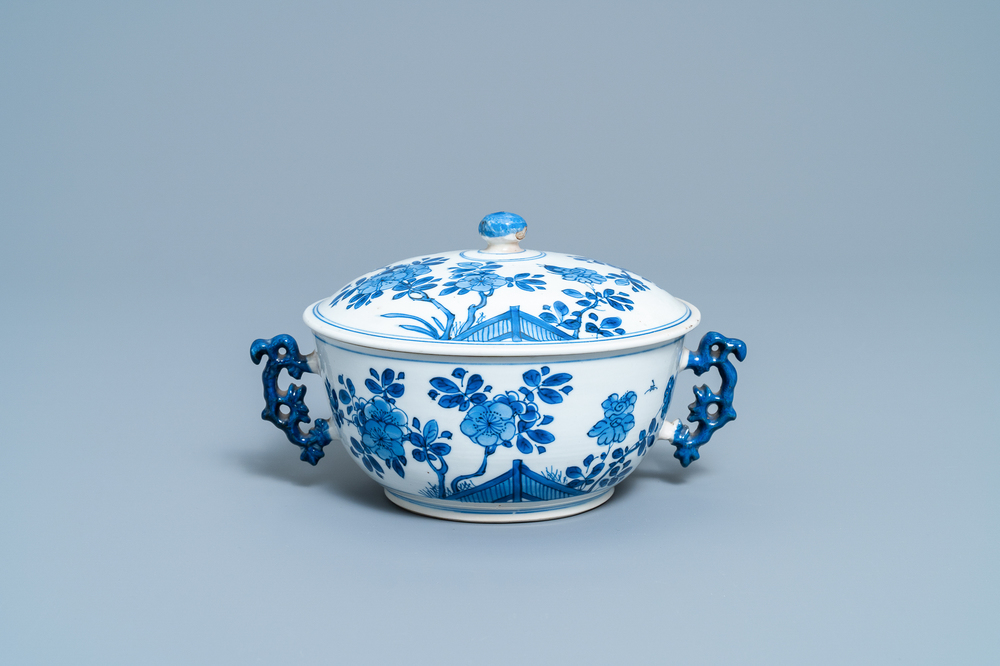 Een Chinese blauw-witte dekselkom met floraal decor, Kangxi