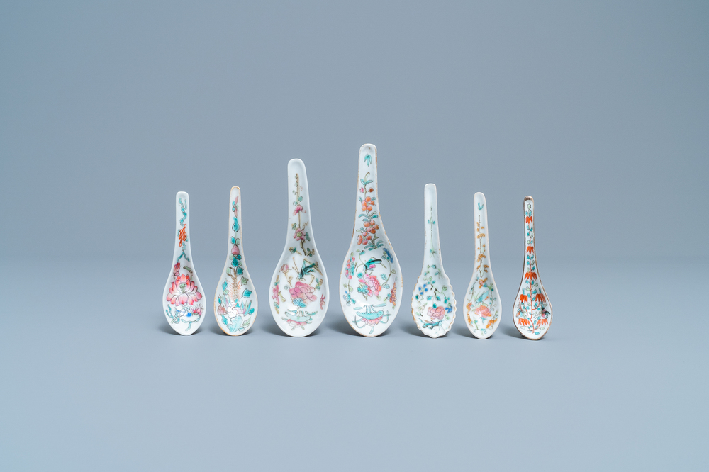 Sept cuill&egrave;res en porcelaine de Chine famille rose pour le march&eacute; Straits ou Peranakan, 19&egrave;me