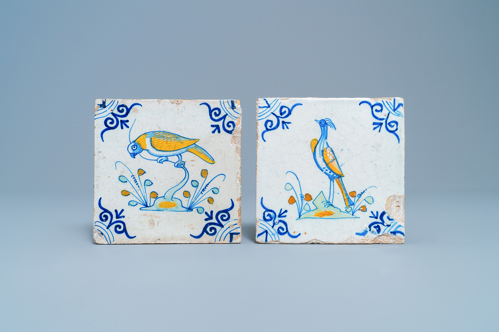 Twee polychrome Delftse tegels met vogels, 17e eeuw