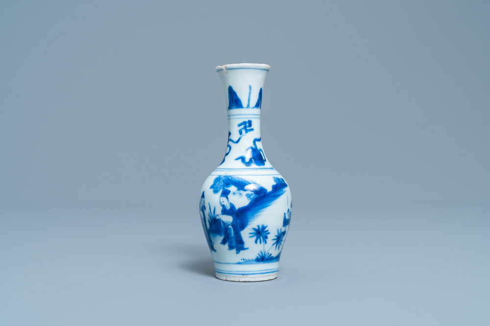 Een Chinese blauw-witte flesvormige vaas met figuren in een landschap, Transitie periode