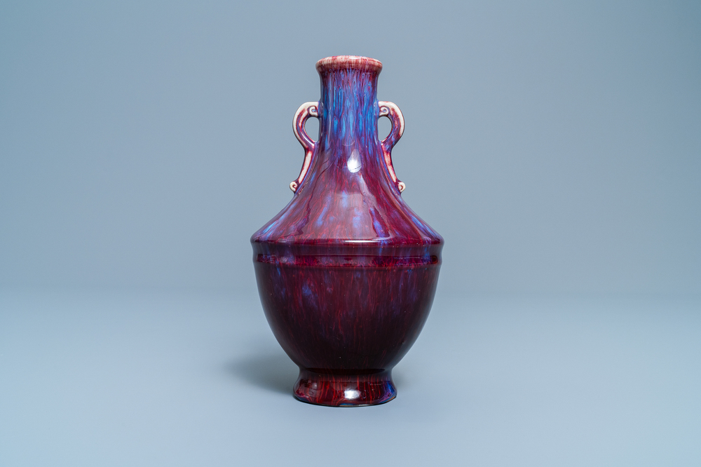 Un vase en porcelaine de Chine &agrave; &eacute;mail flamb&eacute;, marque de Qianlong incis&eacute;, 18/19&egrave;me