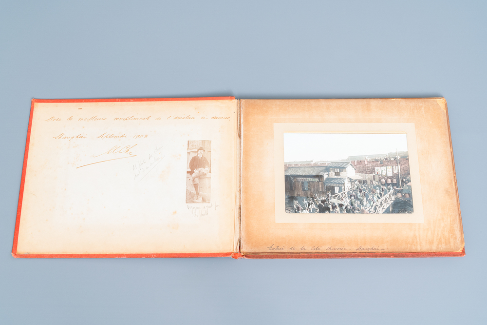 Een album met dertien zilvergelatine zwart-witfoto's van China, gedateerd 1903