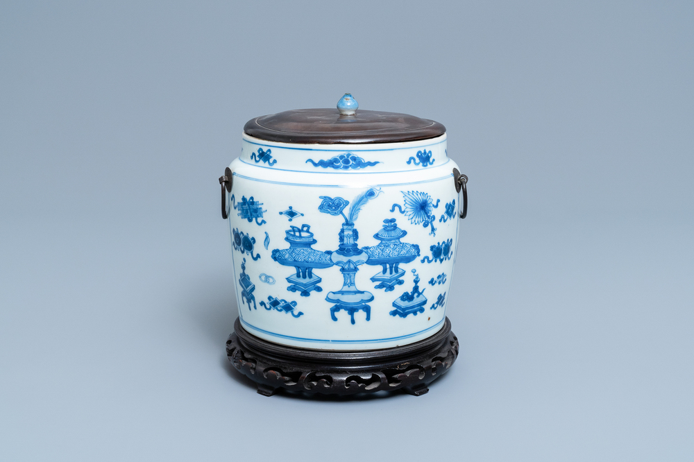 A Chinese blue and white bowl with antiquities design, Kangxi