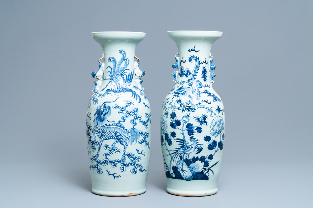 Twee Chinese blauw-witte celadon vazen met draken en feniksen, 19e eeuw