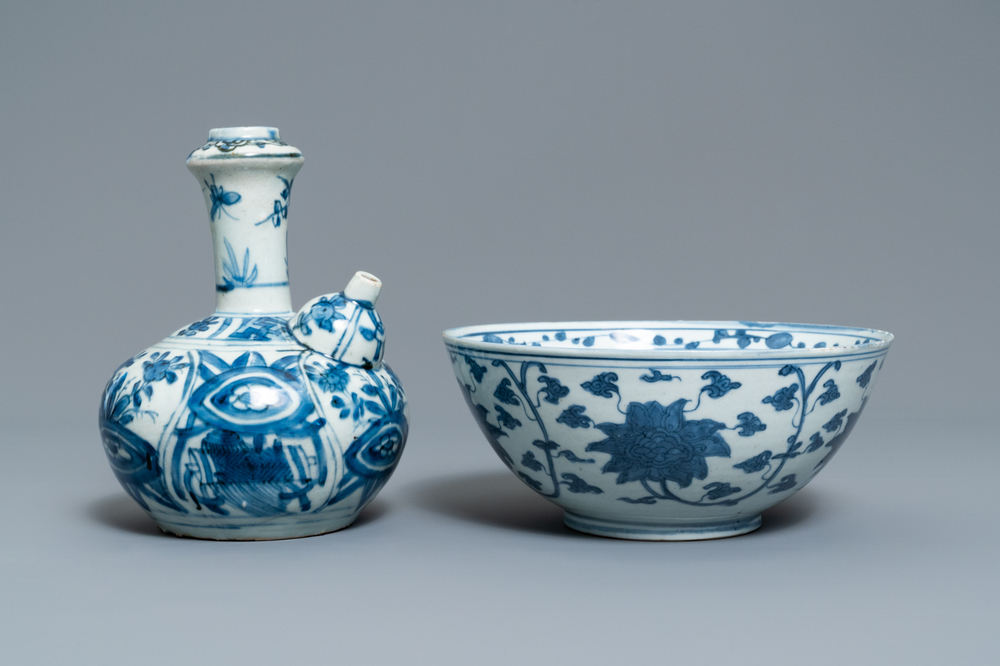 Un kendi et un bol en porcelaine de Chine en bleu et blanc, Ming