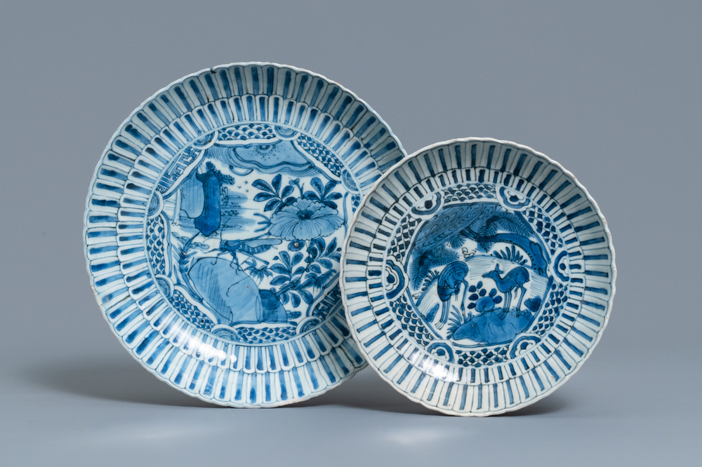 Deux plats en porcelaine de Chine en bleu et blanc de type kraak, Wanli