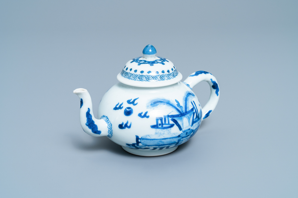 Une th&eacute;i&egrave;re couverte en porcelaine de Chine en bleu et blanc, marque de Jiajing, Kangxi