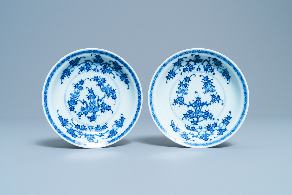A pair of Chinese blue and white plates with floral design, Kangxi/Yongzheng