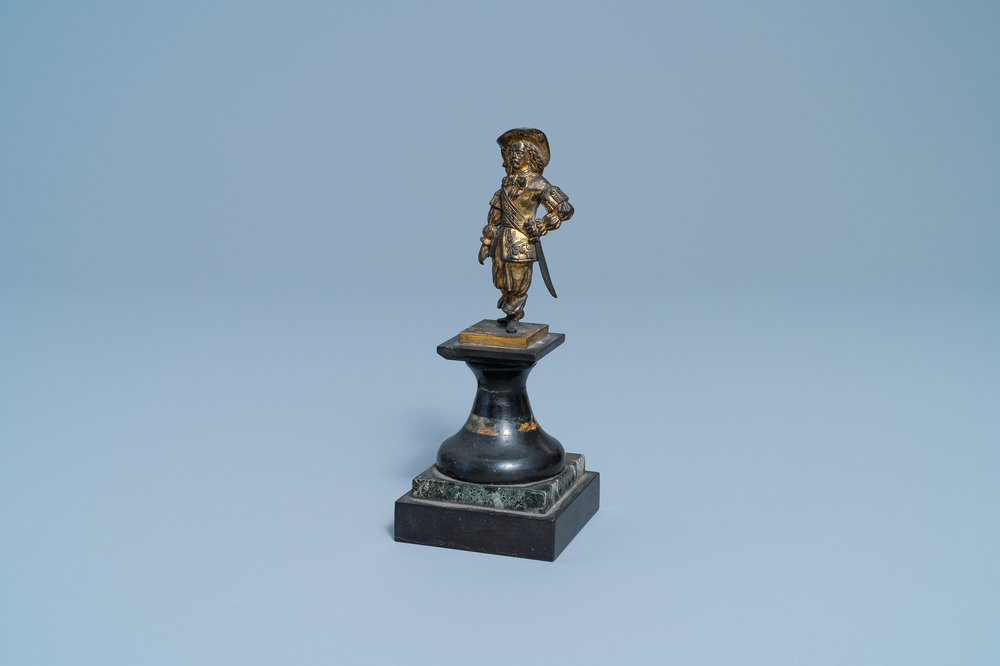 Een verguld bronzen figuur van een soldaat, Nederland, 17e eeuw