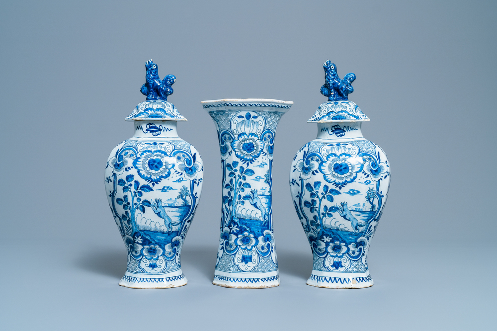 Une garniture de trois vases en fa&iuml;ence de Delft en bleu et blanc, 18&egrave;me
