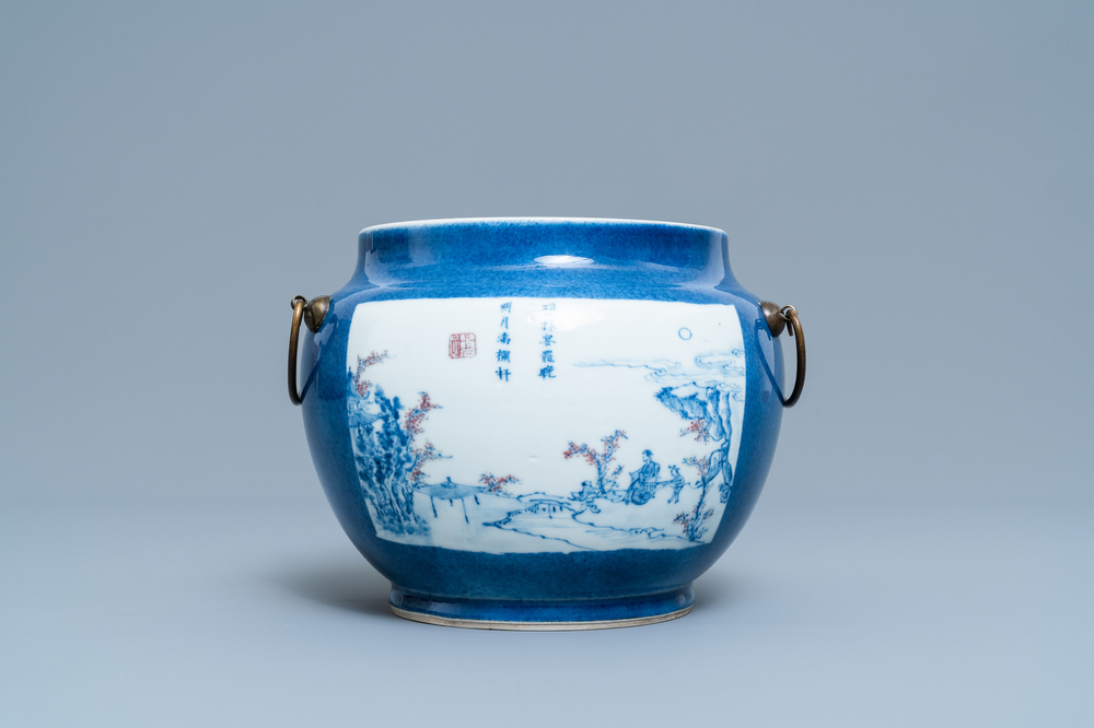 Een Chinese blauw-witte en koperrode kom met poederblauwe fondkleur, Jiajing merk, Kangxi