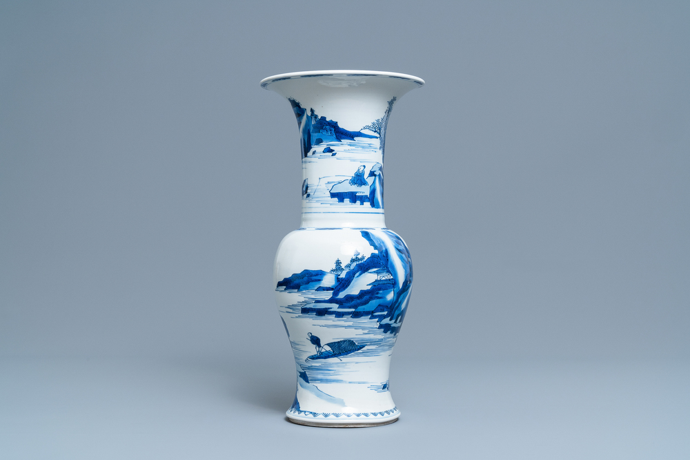 Un vase de forme yenyen en porcelaine de Chine en bleu et blanc &agrave; d&eacute;cor d'un paysage fluvial, Kangxi