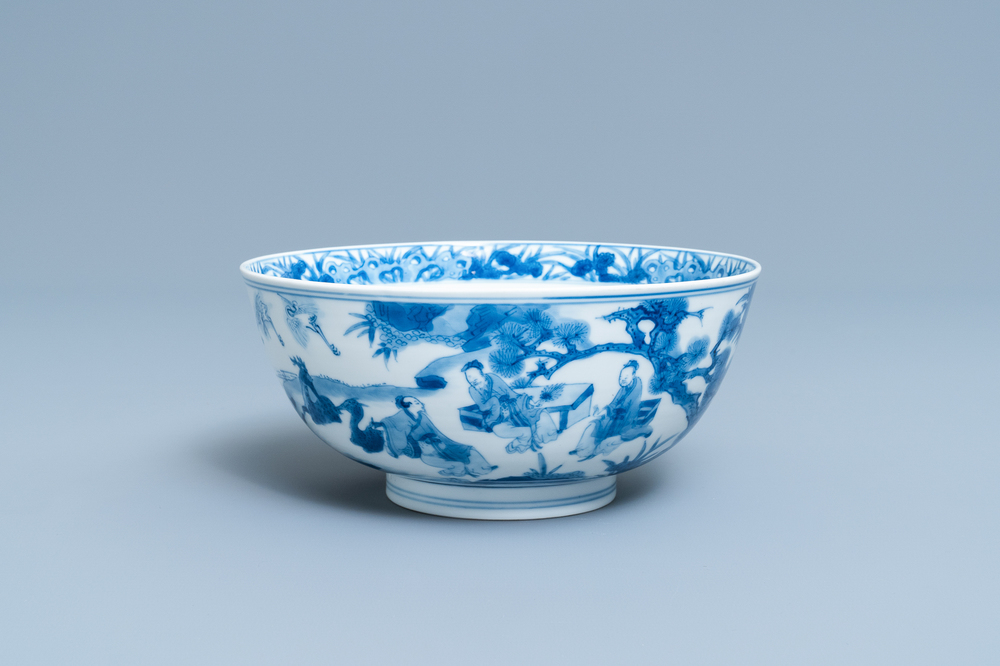 Un bol en porcelaine de Chine en bleu et blanc &agrave; d&eacute;cor de lettr&eacute;s et leurs servants, marque et &eacute;poque de Kangxi