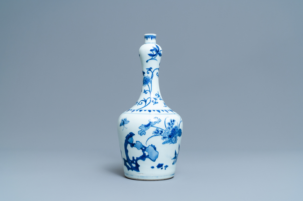 Een Chinese blauw-witte flesvormige vaas met floraal decor, Transitie periode